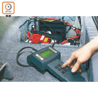維修人員利用專業儀器，為座駕檢查車上電池。