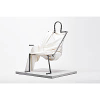 Zeus<br>造型如人偶的椅子，以鋼鐵和纖維混凝土為主要物料。曾於哥本哈根的托瓦爾森美術館作短期展覽。