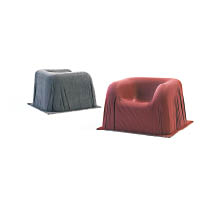 Spook<br>以毛氈製成的扶手椅，透過獨特的壓縮和摺疊工藝，為每張椅子帶來獨一無二的皺摺效果。