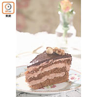 Chocolate Cake”Prague” $88<br>這個被命名為「布拉格」的朱古力蛋糕用朱古力及吉士醬製作而成，層次豐富甜而不膩，雖然並非家鄉的獨有甜品，卻是兩姊妹的推介。
