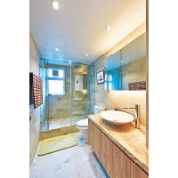 坐廁原本設於窗邊，經設計師調動後，淋浴間得以拉長，提高實用度。
