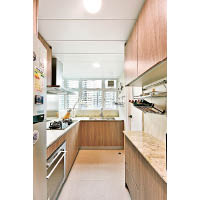 廚房的工作枱以米色麻石鋪設，質感堅硬，方便清潔。