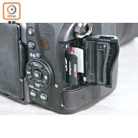 採用雙SD記憶卡插槽，可以揀同時記錄備份，又或者分別儲存JPEG和RAW格式影像。