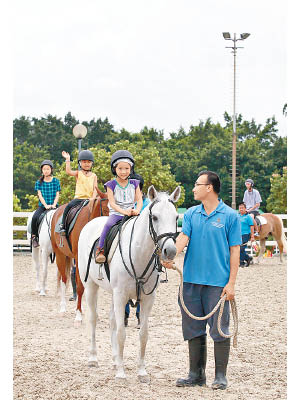 騎術學校開放日設有「小馬試騎樂」，年滿6歲的小朋友可一嘗當小騎師的滋味。有興趣者可即場報名，名額有限，額滿即止。（費用：$40/節）