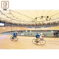 館中的200米單車場地賽跑道，比標準略細，主要供單車手練習用。