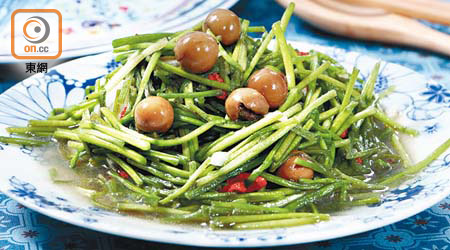 樹子水蓮 $80<br>限量山菜之一，是台南客家菜的常見菜式。水蓮清脆飽滿，配上枸杞子和一粒粒醃漬過的樹子（又稱破布子），鹹酸爽甜，很適合濕熱的春夏食用。