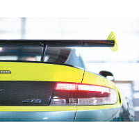 車尾鑲有GT8字樣的金屬名牌，彰顯高性能身份。