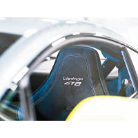 全車座椅用上Alcantara麖皮包裹，頭枕位置還用了藍色縫線及繡上Vantage GT8字樣。