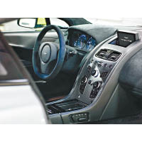 車廂布局跟V8 Vantage相若，冷氣系統和音響系統配置及最新的AMi-II多媒體娛樂及資訊系統均屬標準配備。