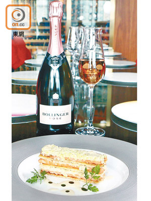 Millefeuille of Scottish Salmon, Bollinger Rosé Sauce, Chervil $168<br>千層酥內是半熟三文魚肉，淋上用Rosé粉紅香檳、忌廉和檸檬煮成的醬汁，交織出香脆肉嫩的口感。