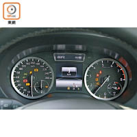 雙圓儀錶板配合中央的輔助屏幕，閱讀行車資訊十分方便。