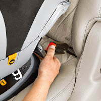 備有LATCH（ISOFIX）方便安裝，單手一拉就能索緊帶子，確保穩固綁着汽車座椅。