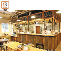 慧食堂採用開放式的廚房設計，營造出開揚富空間感的氛圍。