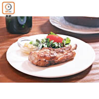 U.S. Breakshire Pork Chop $330<br>美國黑毛豬以無菌方式飼養，毋須全熟都可品嘗，簡單燒烤已能吃到豬肉的鮮嫩，最重要是一點都不「嚡」。