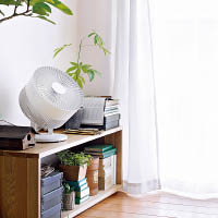 Muji Low Noise Circulator Fan<br>貫徹品牌純白簡約風，回力鏢形扇葉乃根據流體力學設計，可避免因摩擦空氣而產生噪音。備有3段風量、5段高度，用家可因應環境需要作出調校。$590（c）