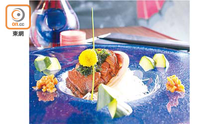 Abalone With Seaweed Au Jus（Executive Set菜式之一）<br>將南非新鮮鮑魚配以日式醬汁以文火煮約6至7小時，慢煮至入味軟腍，伴紫菜或麵豉來品嘗更可口。