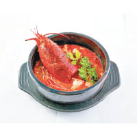 套餐入面的龍蝦豆腐海鮮湯，用新鮮龍蝦頭加入豆腐、韓式辣醬和多款海鮮如八爪魚、蜆肉等熬製，味道辛香濃郁。