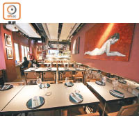 餐廳以酒紅色織布作「牆紙」，周邊掛上香港藝術家Simon Birch的油畫，還有多幅著名美籍攝影師Ike Eichensehr的黑白照片，營造型格藝術感。