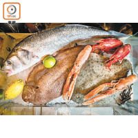 Fishsteria選用時令的季節海鮮作菜，踏入夏天，便有來自歐洲深海的海鱸、紅蝦及小龍蝦。