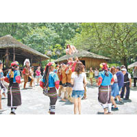 台灣九族文化村的民俗歌舞表演激勵人心。