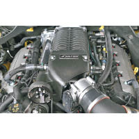原來的5.0公升V8引擎加裝Whipple機械增壓，馬力提升至700匹。