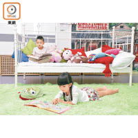 小朋友可在草綠色的地氈上，或軟綿綿的床仔，舒適地享受閱讀樂趣。
