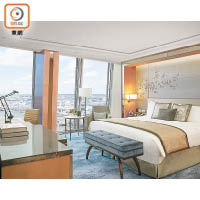 酒店的Premier Shard套房約有600平方呎，由小廳、客房至浴室，景致都是一覽無遺。