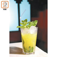 以Chartreuse酒、薄荷葉、菠蘿汁調製的Minted Chartreuse Swizzle，£9（約HK$101）。