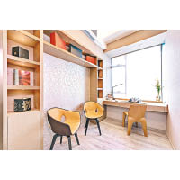 書房以暖色的淺啡色為主調，配搭蔓藤似的暗花牆紙，散發自然氣息！