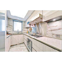 設計師利用素色鋪排，廚櫃、地磚與牆磚的色感保持一致，修飾廚房偏小的先天不足。