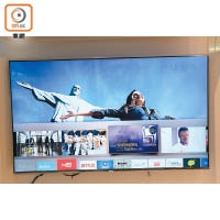 Samsung UA55KS7300可一邊睇電視一邊在畫面下方操控Smart Hub娛樂平台。