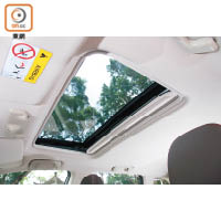 打開標準配備的電動天窗，令車廂更開揚。