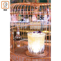 Cheongasm $115<br>雞尾酒以龍舌蘭、自家製石榴甜酒、皇家甜苦艾酒、檸檬、青檸及肉桂調配而成，以鳥籠作裝飾，切合主題。