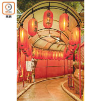 這條掛滿紅燈籠的通道是進入餐廳的必經之路，相信會勾起爸爸許多年輕時的回憶。