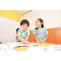 課程透過多方面的活動，激發孩子學習英語的興趣。