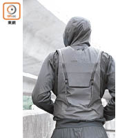 Backpack Vest背面設有口袋，方便運動時攜帶小物。
