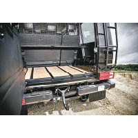 易於裝拆的尾箱木地板及車頂行李架連爬梯等同屬選配裝備。