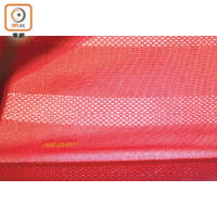 衣料採用NB Dry技術製成，藉網層結構加強透氣能力。