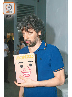 Joan Cornellà拿着新書《Zonzo》，不忘擺出搞笑表情，真人跟作品一樣鬼馬。