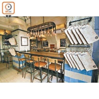 餐廳佔地兩層，面積約2,500平方呎，裝潢以古舊木材和懷舊皮革為主調。