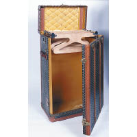 Vintage Goyard訂製旅行箱（1980年代）$20萬<br>這個旅行衣櫃外部設計承襲品牌傳統，每個工序都是人手打造，包括手繪圖案、皮革鑲邊和精工車線等。內部間隔配置掛衣架，專門用來收納昂貴衣物。