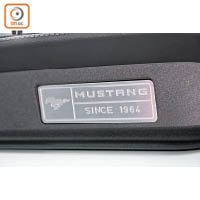 「Mustang-Since 1964」金屬銘牌置於中控台旁。