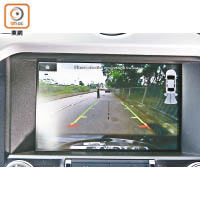 8吋輕觸式屏幕連接後泊鏡頭，方便掌握車後情況。