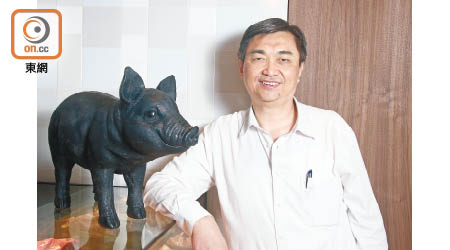 譚國柱先生乃香港禽畜業聯會主席，於兩年前引入台灣種黑毛豬，至今年1月開辦本農黑毛豬專門店，專售本地出產的黑毛豬肉。