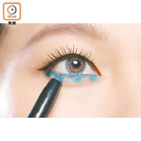 1. 用藍色眼線膏畫下眼線，然後以眼線筆分四點畫上圓點。