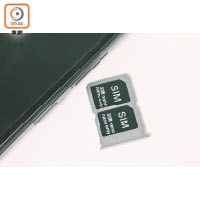 提供兩個nanoSIM卡槽，但卡槽插唔到microSD卡，冇得擴充容量！