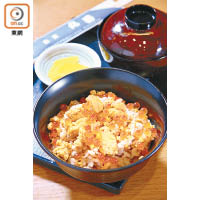 名物海膽丼 $98（e）<br>由北海道利尻島「食堂丸善」社長創作，此丼連續兩年贏得東京選手權冠軍並奪得「殿堂丼物」寶座，嚴選家鄉名物海膽與利尻昆布入饌，熟海膽配三文魚子醬油漬及北海道七星米，鮮味截然不同。