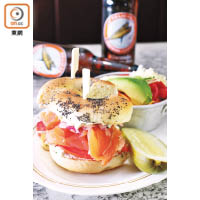 Bagel & House Lox $98<br>煙熏三文魚配韭菜和刁草味忌廉芝士及蔬菜，大家可揀選原味、芝麻或罌粟籽的Bagel配搭，口味清新。