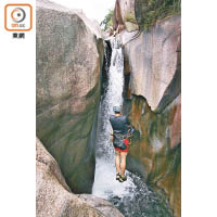 跳潭（Cliff Jumping）：揀選寬闊的崖邊，然後雙手交叉置於胸前，以打樁式跳入水潭。