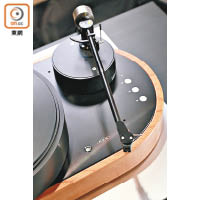 同廠鋁製唱臂12JT Tonearm，既輕且硬，配合高分析的Benz Micro LP S唱頭，將黑膠獨有的圓潤感完全發揮出來。